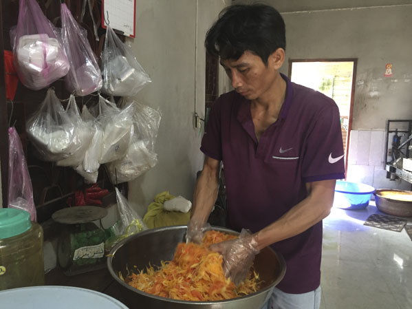 Anh Nguyễn Văn Phú (ấp Đông, xã Hòa Long, TP.Bà Rịa) đang trộn mắm bằm để bán ở các chợ và khách hàng đặt mua tại nhà.
