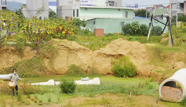Việc đào đất trên tuyến đường Nguyễn Hữu Cảnh đoạn qua Dự án Khu trung tâm đô thị Chí Linh đã tạo nên các hố sâu tích nước rất nguy hiểm, cần được cắm biển báo, rào chắn cẩn thận.
