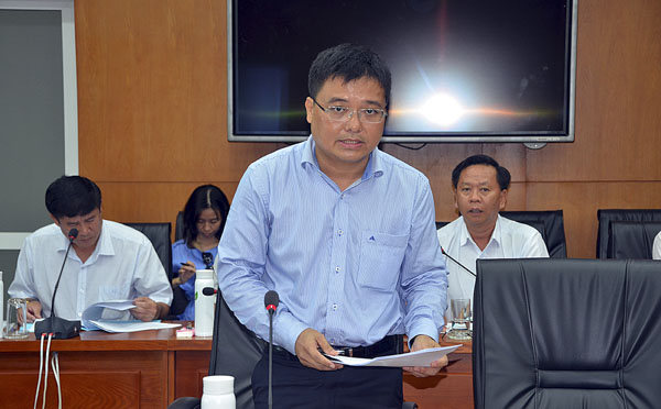 Ông Nguyễn Tấn Cường, Phó Giám đốc Sở KH-ĐT báo cáo tình hình triển khai các dự án trọng điểm.