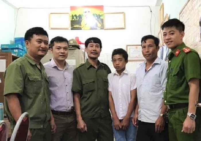 Công an huyện Kỳ Sơn và Ban Công an xã Thị trấn Mường Xén bàn giáo cháu Cử cho gia đình