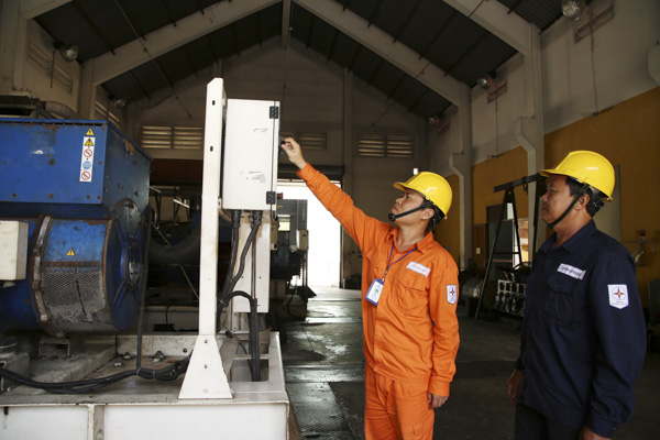 Công nhân Điện lực Côn Đảo kiểm tra máy phát điện diezel tại huyện Côn Đảo.