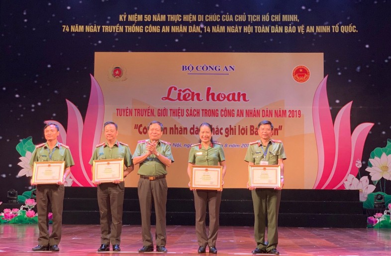 Thiếu tướng Đào Gia Bảo - Cục trưởng Cục Công tác đảng và công tác chính trị trao giải A và Bằng khen của Bộ CA cho đội tuyển Công an tỉnh Nghệ An cùng 3 đội thi Công an tỉnh Điện Biên, Công an Hà Nam và Công an TP Hồ Chí Minh