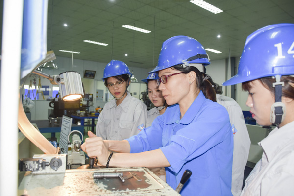Sinh viên Trường CĐ Kỹ thuật Công nghệ Bà Rịa-Vũng Tàu trong giờ thực hành nghề Cơ khí. 