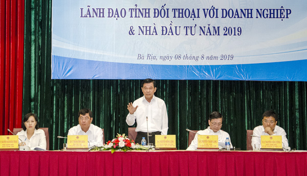 Ông Nguyễn Hồng Lĩnh, Ủy viên Trung ương Đảng, Bí thư Tỉnh ủy, Chủ tịch HĐND tỉnh chủ trì hội nghị đối thoại với DN, nhà đầu tư.