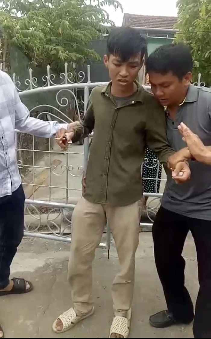 Đối tượng Nguyễn Phong Kỳ (ở giữa) đang bị lực lượng Công an khám xét chuẩn bị dẫn về cơ quan điều tra.