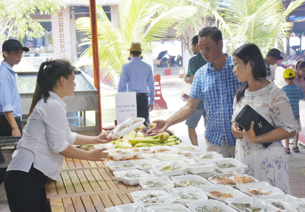 Du khách chọn hải sản đã chế biến sẵn tại Hương Phong-Hồ Cốc Beach Resort.
