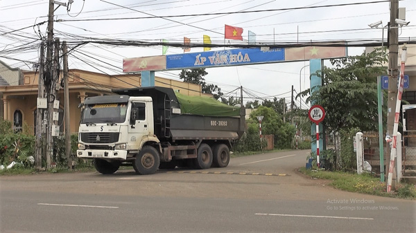 Cổng vào khu dân cư ấp Lộc Hòa, xã Bình Giã có biển báo tải trọng 10 tấn/trục xe, nhưng chưa có biện pháp kiểm tra xe ben tải trọng lớn hơn chạy vào khu dân cư này để vào đường liên xã Quảng Thành - Bàu Chinh - Bình Giã.