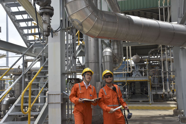 Kỹ sư, công nhân Nhà máy đường ống dẫn khí Nam Côn Sơn (đơn vị trực thuộc PV Gas) kiểm tra thiết bị tại công trường. 