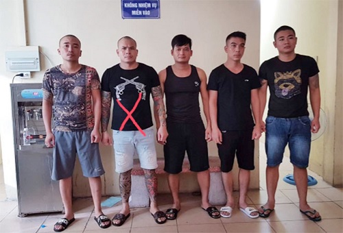 Quang “Rambo” (X) và 4 đồng phạm trong vụ án.