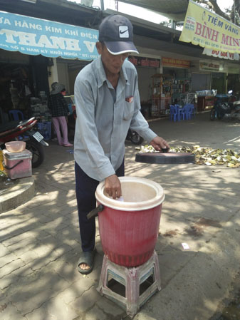 Ông Trần Thanh Tấn, bán vé số dạo uống nước trà miễn phí tại bình nước trước cửa hàng của ông Nguyễn Thanh Vũ (số 4, Nam Kỳ Khởi Nghĩa,  TP. Vũng Tàu).