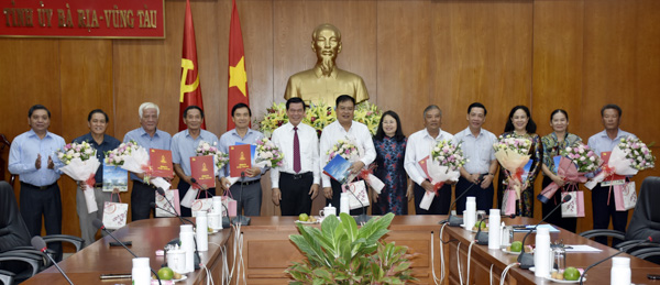Thường trực Tỉnh ủy và lãnh đạo UBND tỉnh tặng hoa chúc mừng các cán bộ lãnh đạo đã hoàn thành xuất sắc nhiệm vụ được Đảng, Nhà nước giao.
