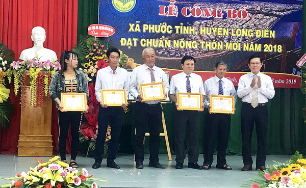 Lãnh đạo UBND xã Phước Tỉnh khen thưởng các tập thể, cá nhân có thành tích xuất sắc trong cuộc xây dựng NTM xã Phước Tỉnh.