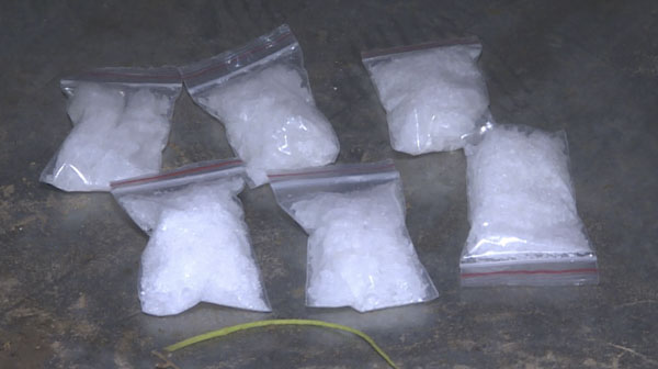 6 gói ma túy có trọng trượng 300g bị phát hiện thu giữ tại hiện trường.