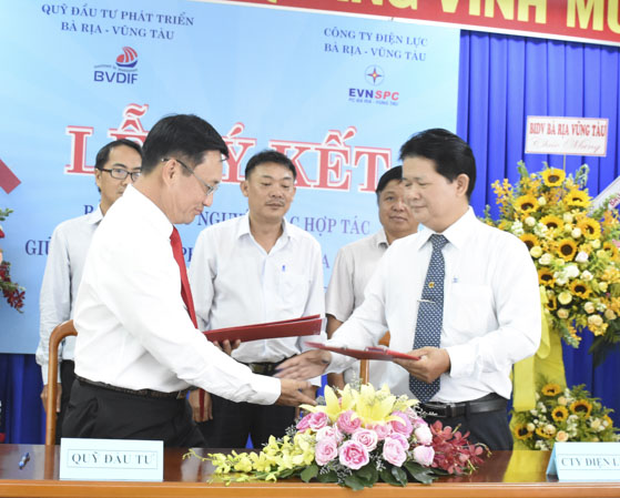 Ông Nguyễn Đình Nguyên (bìa trái), Giám đốc BVDIF và ông Nguyễn Văn Giáp, Giám đốc Công ty Điện lực BR-VT ký kết hợp tác (tháng 4/2019).