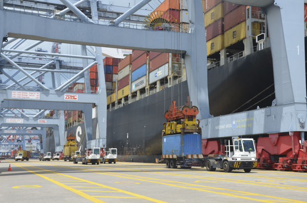 Dự báo lượng phế liệu nhập khẩu vào Việt Nam sẽ tiếp tục gia tăng, vì thế các cơ quan chức năng cần tăng cường giải pháp kiểm soát. Trong ảnh: Bốc dỡ hàng xuất nhập khẩu tại Cảng CMIT.