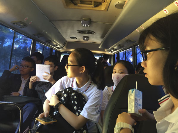 HS Trường THPT chuyên Lê Quý Đôn (TP.Vũng Tàu) trên xe đưa rước tới trường.