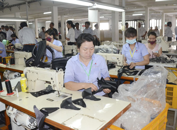 Công nhân Công ty TNHH DongIn Entech (huyện Đất Đỏ) trong giờ sản xuất.