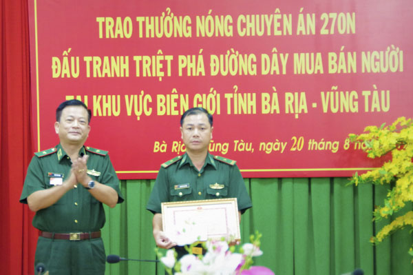 Thiếu tướng Ngô Thái Dũng (bìa trái) trao tặng Bằng khen cho lực lượng thuộc BĐBP tỉnh tham gia đấu tranh Chuyên án 270N.