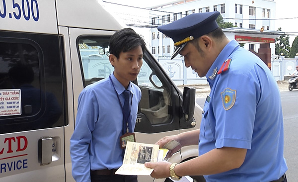Lực lượng thanh tra giao thông kiểm tra giấy tờ một tài xế xe khách hợp đồng của hãng xe Toàn Thắng chạy tuyến Vũng Tàu - TP. Hồ Chí Minh.