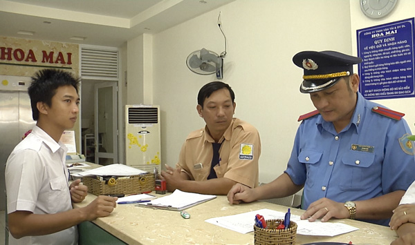 Lực lượng thanh tra giao thông kiểm tra công tác quản lý nhà xe của hãng xe Hoa Mai chạy tuyến Vũng Tàu - TP. Hồ Chí Minh. Ảnh: THÀNH HUY
