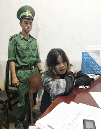 Lực lượng chức năng lấy lời khai của đối tượng Nguyễn Thị Hợp.