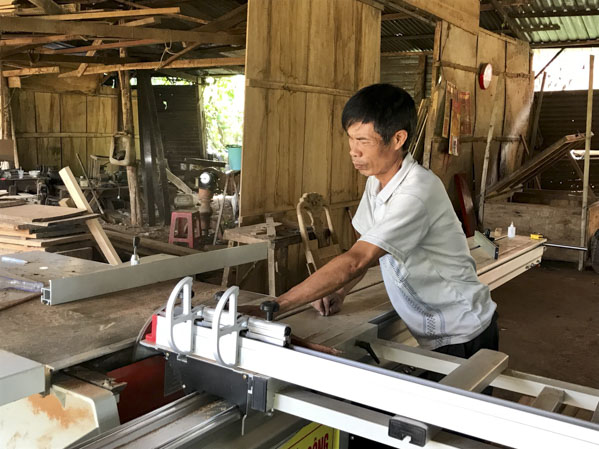 Từ nguồn vốn khuyến công, cơ sở mộc Minh Quang đã có điều kiện nâng cấp thiết bị sản xuất gỗ.