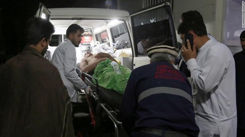 Cấp cứu nạn nhân sau vụ tấn công. (Ảnh: AP/CNN)