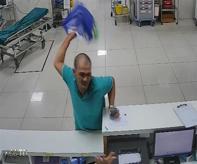 Camera ghi lại cảnh ông Tú hành hung nhân viên y tế tại khoa cấp cứu