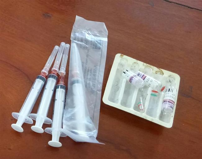 Công an huyện Thạch Hà, Hà Tĩnh thu giữ 5 ống thủy tinh bên trong chứa dung dịch trong suốt, bên ngoài có dòng chữ DOLCONTRAL và nhiều bơm kim tiêm các loại