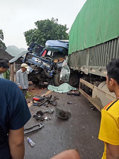 Hai xe bị hư hỏng nặng sau tai nạn. Ảnh: FB.