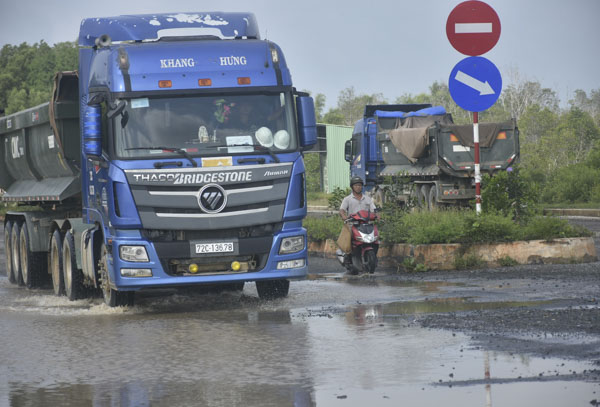 Người đi xe máy dễ gặp nguy hiểm khi đi trên đường vào công trường thi công Tổ hợp hóa dầu Long Sơn chung với các xe tải nặng lưu thông với tốc độ cao. 