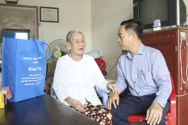 Ông Lê Văn Hòa, Chủ tịch UBND huyện Đất Đỏ ân cần thăm hỏi sức khỏe Mẹ Việt Nam Anh hùng Nguyễn Thị Hường.