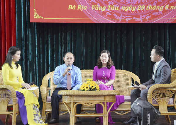 Ông Trần Thanh Hồng (thứ 2, từ trái sang), Giám đốc Trung tâm xã hội tỉnh và bà Vũ Thị Việt Hoa (thứ 3, từ trái sang), Hiệu trưởng Trường TH Quang Trung (TP. Vũng Tàu) giao lưu với các đại biểu tại hội nghị.