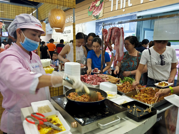 Người dân và du khách mua thức ăn tại Lotte Mart Vũng Tàu sáng 1/9.