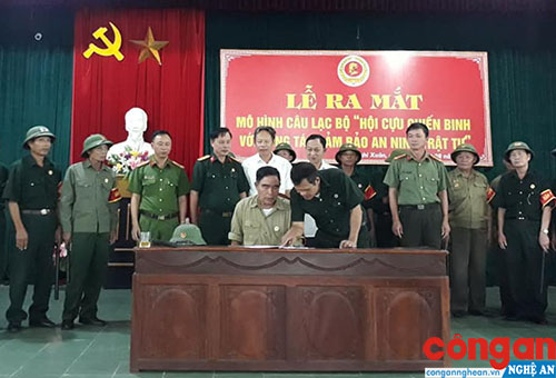 Đại diện các thành viên câu lạc bộ ký cam kết đảm bảo an ninh trật tự  