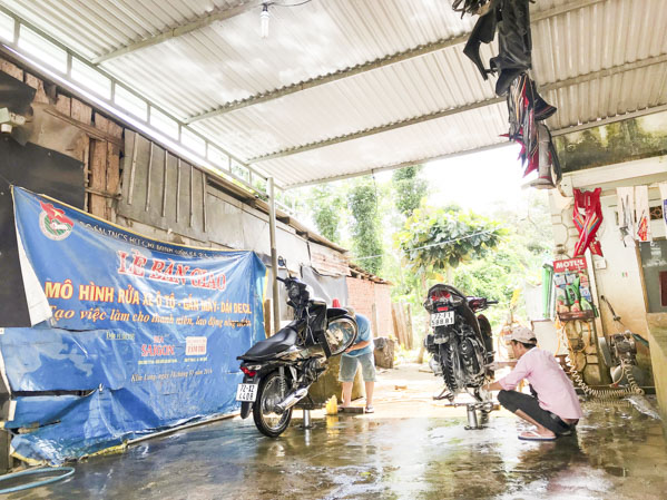 Tiệm rửa xe Thanh Niên (xã Kim Long, huyện Châu Đức) tạo điều kiện cho nhiều thanh niên có việc làm ổn định.