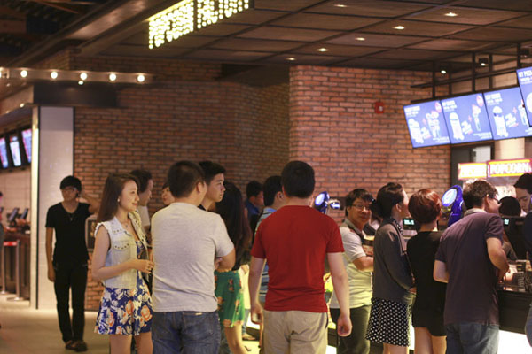 Khán giả mua vé xem phim tại CGV Vũng Tàu.