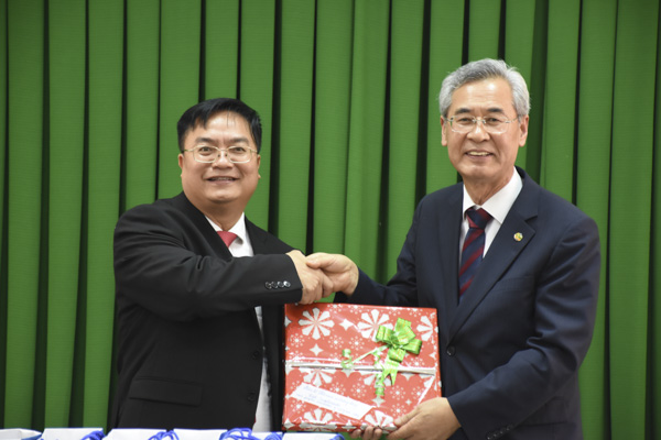 Ông Hoàng Vũ Thảnh, Phó Chủ tịch UBND TP.Vũng Tàu tặng quà lưu niệm ông Kim Soo Il, Tổng Thư ký Tổ chức TPO.