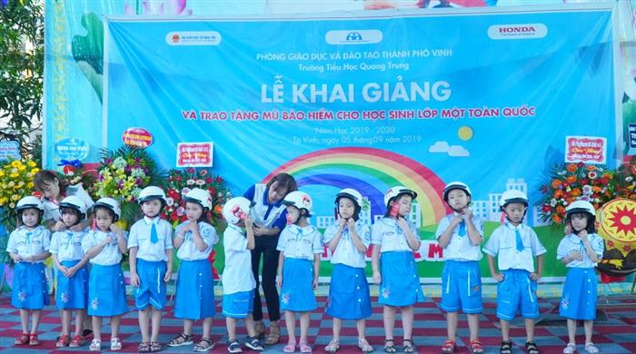 Các em học sinh chung niềm vui nhận món quà đầu năm học mới