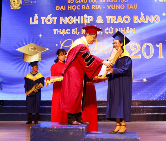 Ông Nguyễn Lộc, Hiệu trưởng Trường ĐH Bà Rịa - Vũng Tàu trao bằng tốt nghiệp thạc sĩ cho SV.