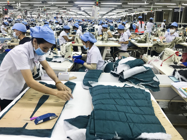 Ngành dệt may sẽ khó bứt phá nếu thiếu công nghiệp hỗ trợ. Trong ảnh: May quần áo xuất khẩu tại Công ty TNHH May quốc tế Việt An (CCN Hắc Dịch, TX.Phú Mỹ).