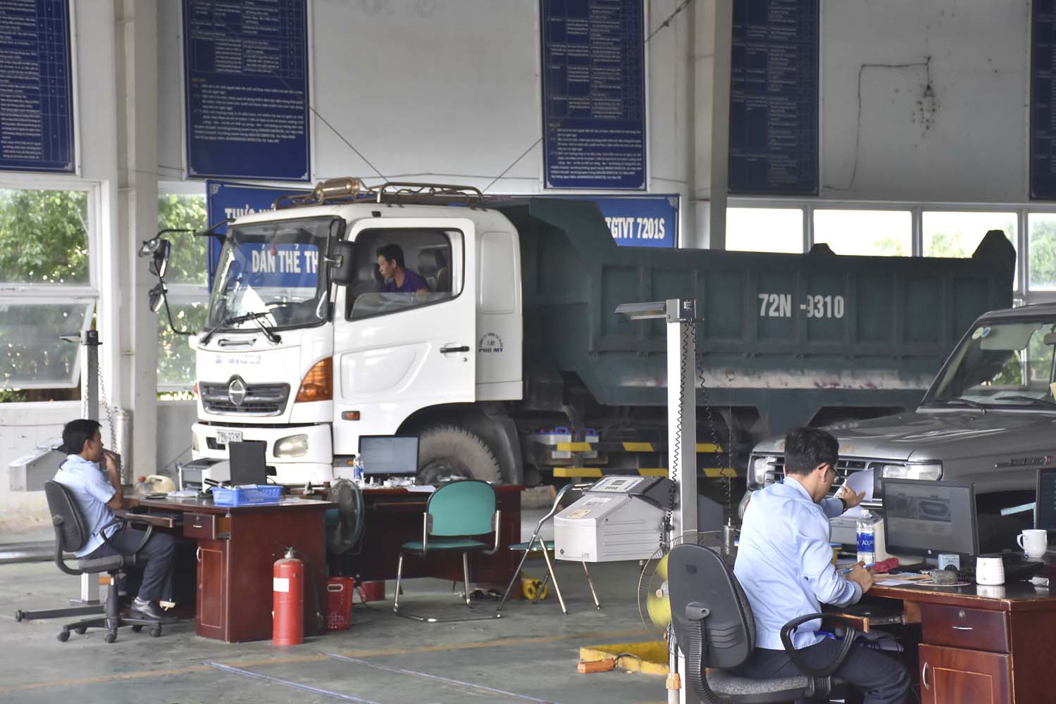 Xe tải đang đăng kiểm tại Trung tâm Đăng kiểm phương tiện giao thông vận tải tỉnh.