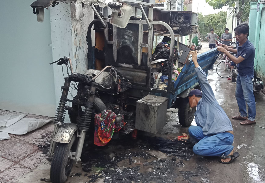 Chiếc xe ba gác của ông Nguyễn Viết Khuyên cùng đồ đạc trên xe bị đối tượng Nguyễn Tiến Thuyết châm lửa đốt gây hư hỏng. 