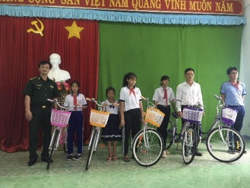 Đồn Biên phòng Phước Hải trao tặng 5 chiếc xe đạp cho  5 HS hoàn cảnh khó khăn trên địa bàn xã Lộc An và TT.Phước Hải. Ảnh: QUANG DANH