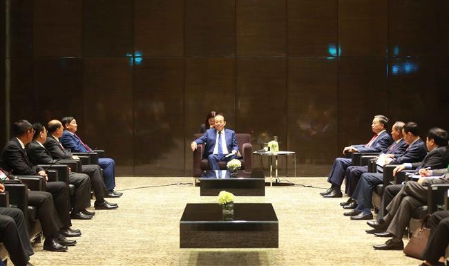Phó Thủ tướng Trương Hòa Bình tiếp các trưởng đoàn và đại biểu dự hội nghị. Ảnh: VGP/Lê Sơn