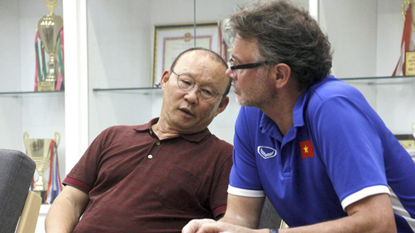 HLV Park Hang-seo (trái) trao đổi cùng đồng nghiệp Philippe Troussier khi đến thăm PVF.