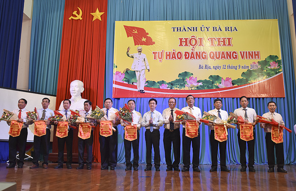 Ông Đặng Minh Thông, Bí thư Thành ủy Bà Rịa, Trưởng Ban Tổ chức hội thi (thứ bảy từ trái qua) tặng cờ lưu niệm và hoa cho 11 đội dự thi.