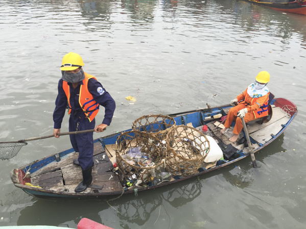 Công nhân Công ty CP dịch vụ môi trường và đô thị Vũng Tàu thu gom rác dọc kênh Bến Đình.