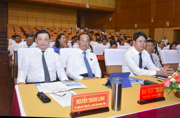 Ông Nguyễn Thành Long, Ủy viên Ban Thường vụ Tỉnh ủy, Quyền Chủ tịch UBND tỉnh (bìa trái) và các đại biểu tham dự Kỳ họp.