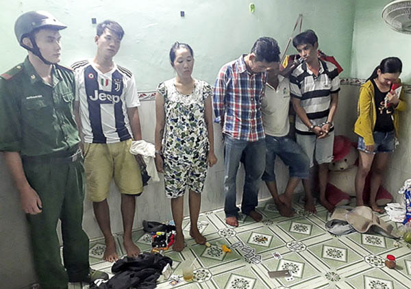 Lực lượng Biên phòng bắt quả tang Nguyễn Thị Ngọc Thanh (thứ 3 từ trái sang) cùng các đối tượng về các hành vi đánh bạc, tàng trữ, sử dụng trái phep chất ma túy.
